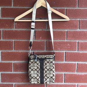 Classic brown coach everyday essential purse